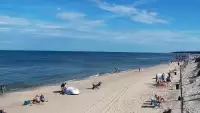 Widok na piękną, piaszczystą i szeroką plażę w Grzybowie w woj. zachodniopomorskim.