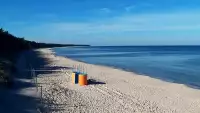 Widok na piękną, piaszczystą i szeroką plażę w Grzybowie w woj. zachodniopomorskim.