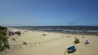Jantar - widok na złocistą i słoneczną plaże.