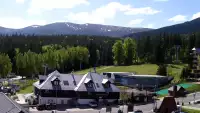 Arena Szrenica w Szklarskiej Porębie - widok na karczmę i stok.