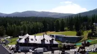 Arena Szrenica w Szklarskiej Porębie - widok na karczmę i stok.
