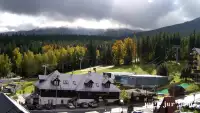 Arena Szrenica w Szklarskiej Porębie - widok na karczmę i stok.