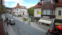 Widok na deptak w Karpaczu to pełen życia obrazek w malowniczym otoczeniu gór.