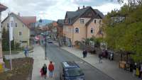 Widok na centrum Karpacza, kawiarnie, sklepy, restauracje i deptak.