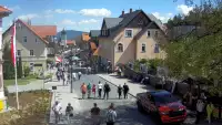 Widok na centrum Karpacza, kawiarnie, sklepy, restauracje i deptak.