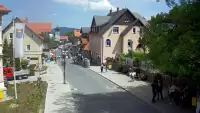 Widok na centrum Karpacza, kawiarnie, sklepy, restauracje i deptak.