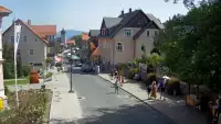 Widok na centrum Karpacza, kawiarnie, sklepy, restauracje i deptak.