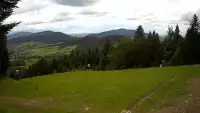 Widok na trasy narciarskie w Kasinie, gdzie czerwona trasa łączy się z niebieską.