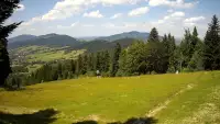 Widok na trasy narciarskie w Kasinie, gdzie czerwona trasa łączy się z niebieską.