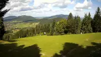 Widok na trasy narciarskie w Kasinie, gdzie czerwona trasa łączy się z niebieską.