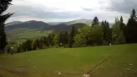 Widok na trasy narciarskie w Kasinie, gdzie czerwona trasa łączy się z niebieską.