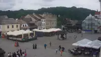 Kamera prezentuje widok na rynek w Kazimierzu Dolnym