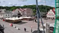 Kamera prezentuje widok na rynek w Kazimierzu Dolnym