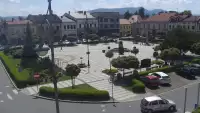 Kamera z widokiem na Rynek w Kętach z pomnikiem Św. Jana Kantego.
