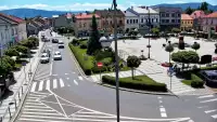 Kamera z widokiem na Rynek w Kętach z pomnikiem Św. Jana Kantego.