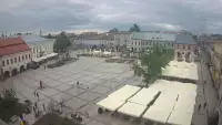 Kamera prezentuje ujęcie na rynek w Kielcach w województwie świętokrzyskim.