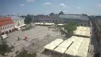 Kamera prezentuje ujęcie na rynek w Kielcach w województwie świętokrzyskim.