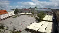 Kamera prezentuje ujęcie na rynek w Kielcach w województwie świętokrzyskim.