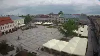 Kamera prezentuje ujęcie na rynek w Kielcach w województwie świętokrzyskim.