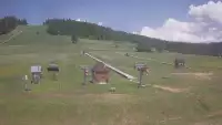Widok na orczyki i taśmy przy stacji dolnej w ośrodku Koziniec-ski
