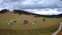 Widok na orczyki i taśmy przy stacji dolnej w ośrodku Koziniec-ski
