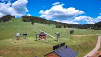 Widok na orczyki i taśmy przy stacji dolnej w ośrodku Koziniec-ski