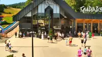 Widok na dolną stację kolei linowej na Gubałówkę oraz targowisko.