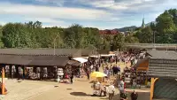 Widok na dolną stację kolei linowej na Gubałówkę oraz targowisko.