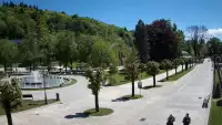 Widok na centrum Krynicy-Zdroju deptak, ścieżka, drzewa.