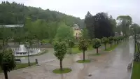 Widok na centrum Krynicy-Zdroju deptak, ścieżka, drzewa.