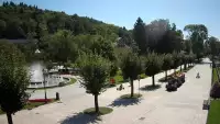 Widok na centrum Krynicy-Zdroju deptak, ścieżka, drzewa.