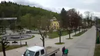 Widok na centrum Krynicy-Zdroju deptak, ścieżka, drzewa.