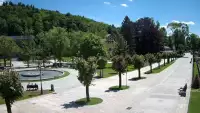 Widok na centrum Krynicy-Zdroju deptak, ścieżka, drzewa.