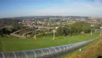 Widok z dołu na trasę narciarską w stacji Kurza Góra