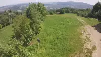 Widok na górą część trasy zjazdowej w Laskowa Ski
