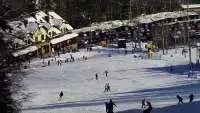 Widok na środkową część trasy zjazdowej w stacji narciarskiej Laskowa Ski