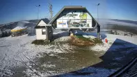 Kamera pokazuje górną stację kolei linowej na GrapaSki