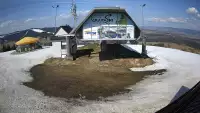 Kamera pokazuje górną stację kolei linowej na GrapaSki