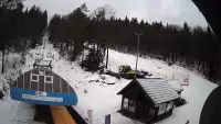 Kamera prezentuje obraz na żywo z wyciągu krzesełkowego ze stacji narciarskiej Magura Ski
