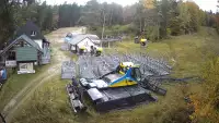 Kamera prezentuje obraz na żywo z wyciągu krzesełkowego ze stacji narciarskiej Magura Ski