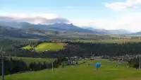 Widok na kolej i panoramę Tatr z Ośrodka Narciarskiego MAŁE CICHE.