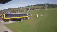 Widok z kamery na dolną stację ośrodka narciarskiego Małe Ciche.