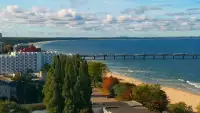 Widok na deptak i Plażę w MIĘDZYZDROJACH