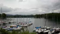 Widok na zacumowane żaglówki nad Jeziorem Solińskim