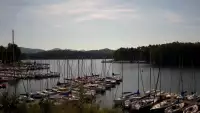 Widok na zacumowane żaglówki nad Jeziorem Solińskim