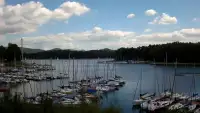 Widok na zacumowane żaglówki nad Jeziorem Solińskim