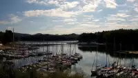 Widok na zacumowane żaglówki nad Jeziorem Solińskim