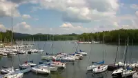 Widok na zacumowane żaglówki nad Jeziorem Solińskim