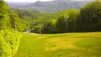 Ujęcie na trasy ze stoku w Poniwcu Małej Czantorii.