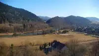 Widok na żywo na panoramę Sromowców Niżnych i rzekę Dunajec